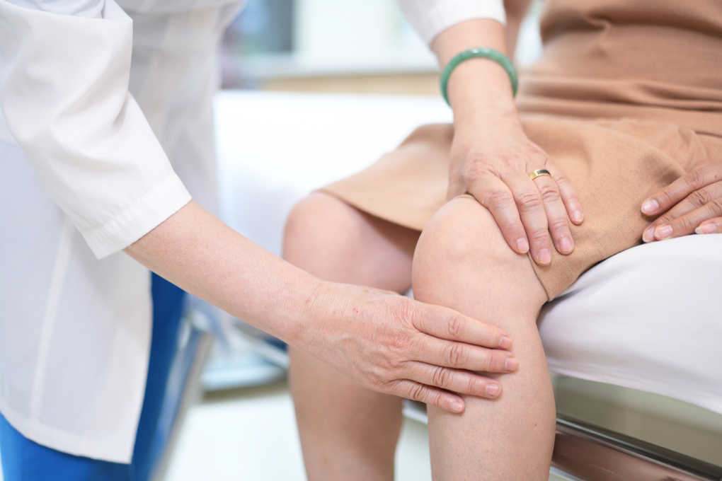 Đau nhức do loãng xương: Dùng thuốc giảm đau hay tiêm thuốc sinh học? - 1 Đau nhức do loãng xương: Dùng thuốc giảm đau hay tiêm thuốc sinh học? - 1