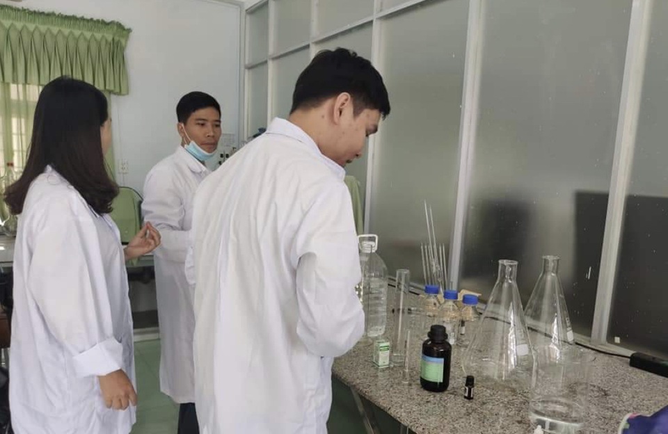 Thầy trò trường ĐH Sư phạm Đà Nẵng pha nước rửa tay, giúp dân phòng dịch - 2 Thầy trò trường ĐH Sư phạm Đà Nẵng pha nước rửa tay, giúp dân phòng dịch - 2
