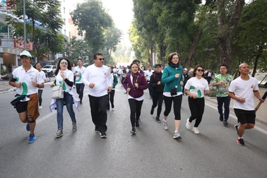 Các đại sứ tham gia chạy vì trẻ em Hà Nội 2019