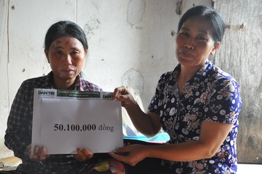 Khuôn mặt lạ của chị Đặm "điếc" rạng ngời khi được bạn đọc Dân trí quan tâm giúp đỡ hơn 50 triệu đồng