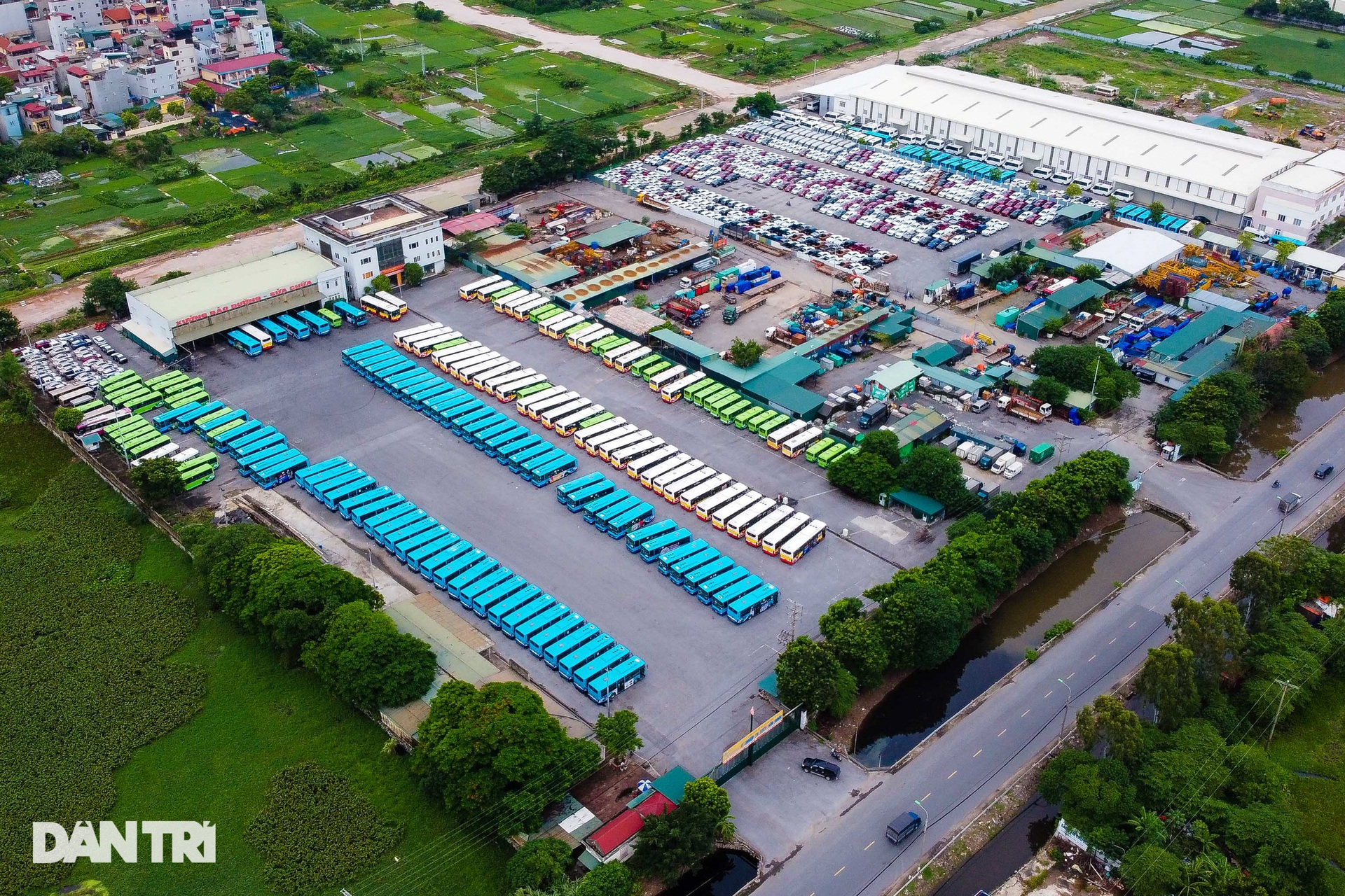 Hà Nội: Hàng nghìn ôtô nằm phơi nắng dầm mưa vì giãn cách xã hội - 7 Hà Nội: Hàng nghìn ôtô nằm phơi nắng dầm mưa vì giãn cách xã hội - 7