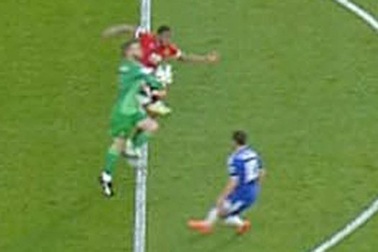 De Gea bắt bóng ngoài vòng cấm?