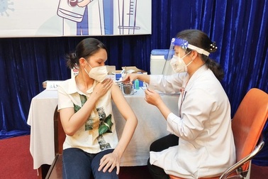 "Tiêm trộn" vắc-xin Moderna và Pfizer: Các nước thực hiện thế nào?