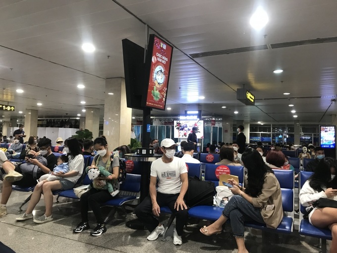 Về vận tải hành khách bằng đường hàng không, tiếp tục triển khai các đường bay nội địa chở khách thường lệ đảm bảo thích ứng an toàn, linh hoạt, kiểm soát hiệu quả dịch COVID-19.