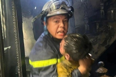 Chuyện đằng sau hình ảnh chiến sĩ cứu hoả bế bé trai ra khỏi đám cháy