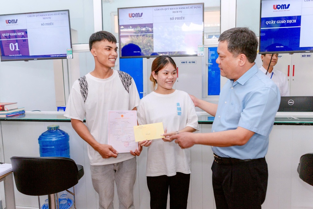 Đi đăng ký kết hôn tại xã, cặp đôi bất ngờ được Chủ tịch tỉnh chúc phúc - 1 Đi đăng ký kết hôn tại xã, cặp đôi bất ngờ được Chủ tịch tỉnh chúc phúc - 1
