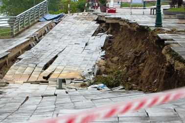 Dự án kè hơn 100 tỷ đồng sạt lở, sụt lún "khủng khiếp"