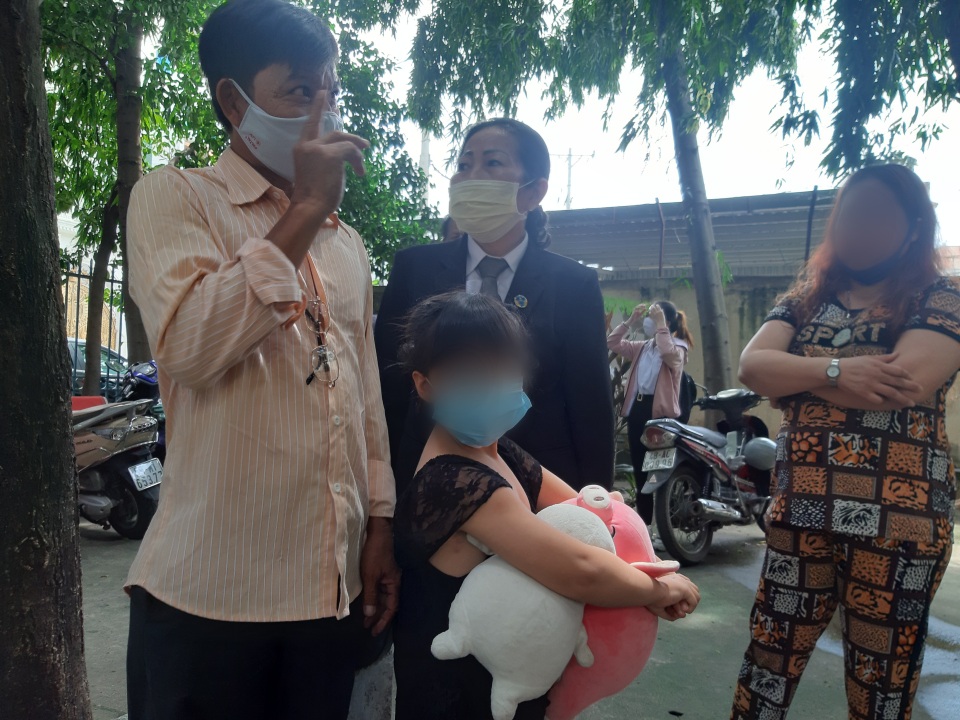 Vụ bé gái bị cha dượng hành hạ: Bị cáo nghĩ sao nếu mình bị châm thuốc lá? - 2 Vụ bé gái bị cha dượng hành hạ: Bị cáo nghĩ sao nếu mình bị châm thuốc lá? - 2