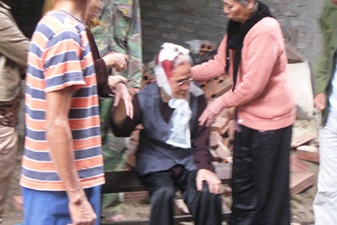 Đang đi đường, cụ bà hơn 70 tuổi bị gạch rơi trúng đầu 