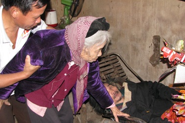 Mẹ già 90 tuổi và đứa con 34 năm nằm một chỗ