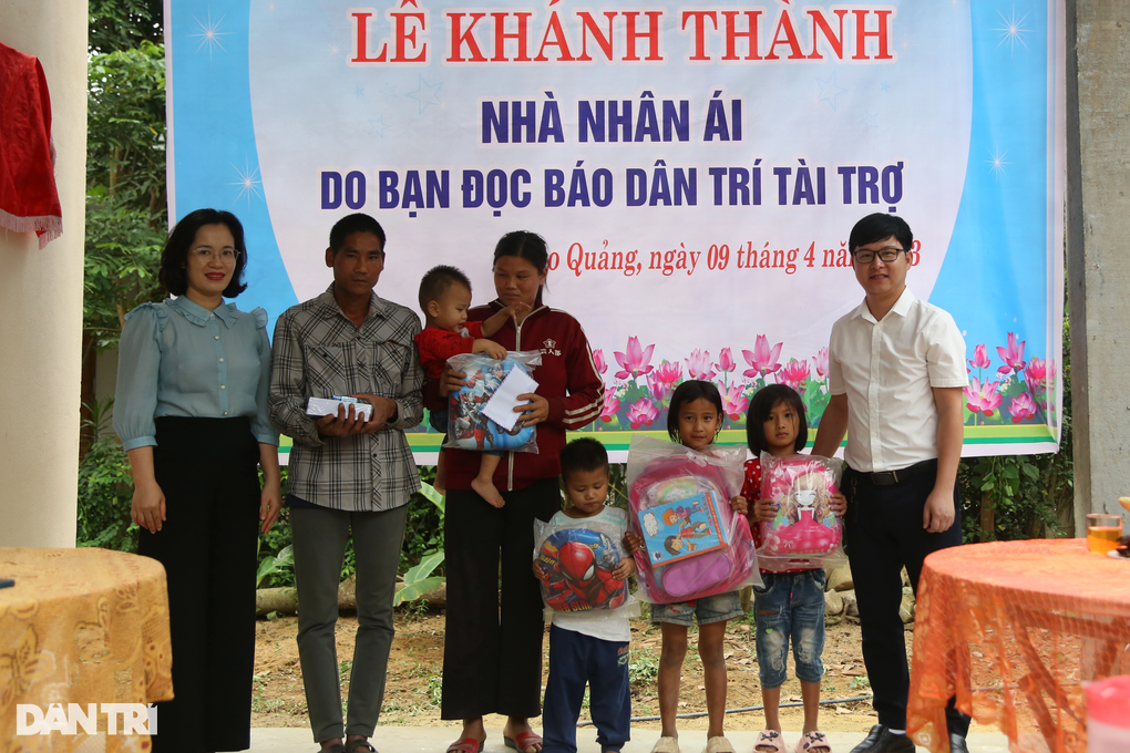 Cặp vợ chồng ngây dại cùng 4 đứa con thơ có nhà mới nhờ bạn đọc Dân trí - 5 Cặp vợ chồng ngây dại cùng 4 đứa con thơ có nhà mới nhờ bạn đọc Dân trí - 5