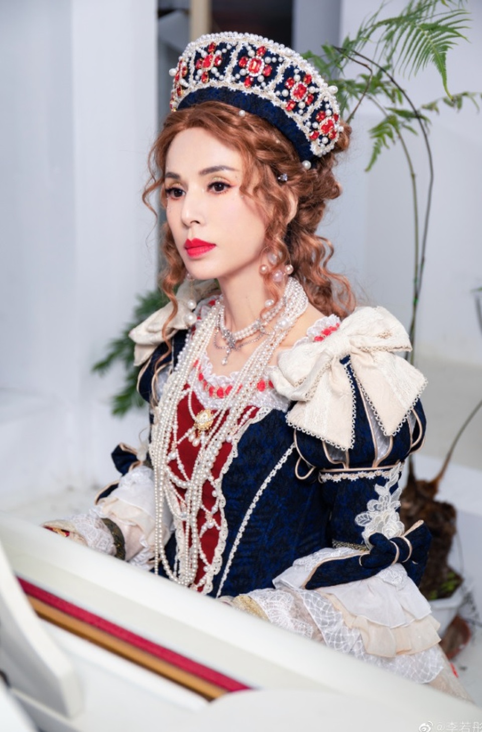 Cô Cô Lý Nhược Đồng theo đuổi phong cách Lolita ngọt ngào ở tuổi ngũ tuần - 2 Cô Cô Lý Nhược Đồng theo đuổi phong cách Lolita ngọt ngào ở tuổi ngũ tuần - 2