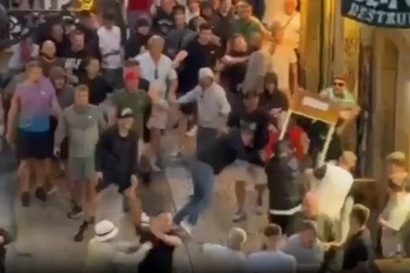 Cổ động viên Man Utd và Tottenham ẩu đả trước trận chung kết Europa League