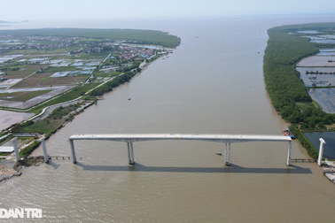 Hợp long 2 nhịp chính giữa cầu Văn Úc hơn 800 tỷ đồng gần biển Đồ Sơn