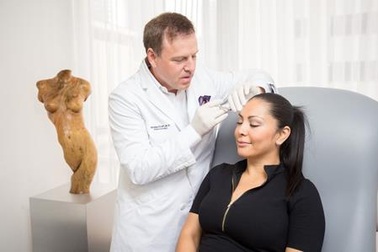 Bác sĩ thẩm mỹ phẫu thuật toàn thân cho vợ