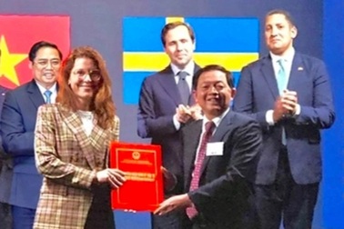 Trao chứng nhận đầu tư dự án 1 tỷ USD cho nhà đầu tư Thụy Điển
