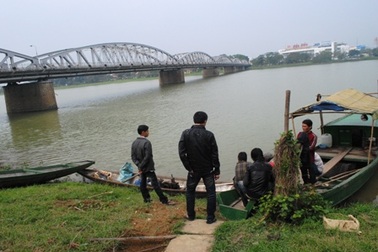 Thợ lặn vô vọng tìm kiếm một thanh niên nhảy cầu tự tử