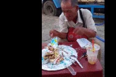 Clip “cụ ông bán vé số ngồi ăn chiếc bánh bỏ thừa” gây cảm động tuần qua