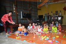 Mở điểm giữ trẻ cho ngư dân vùng lũ