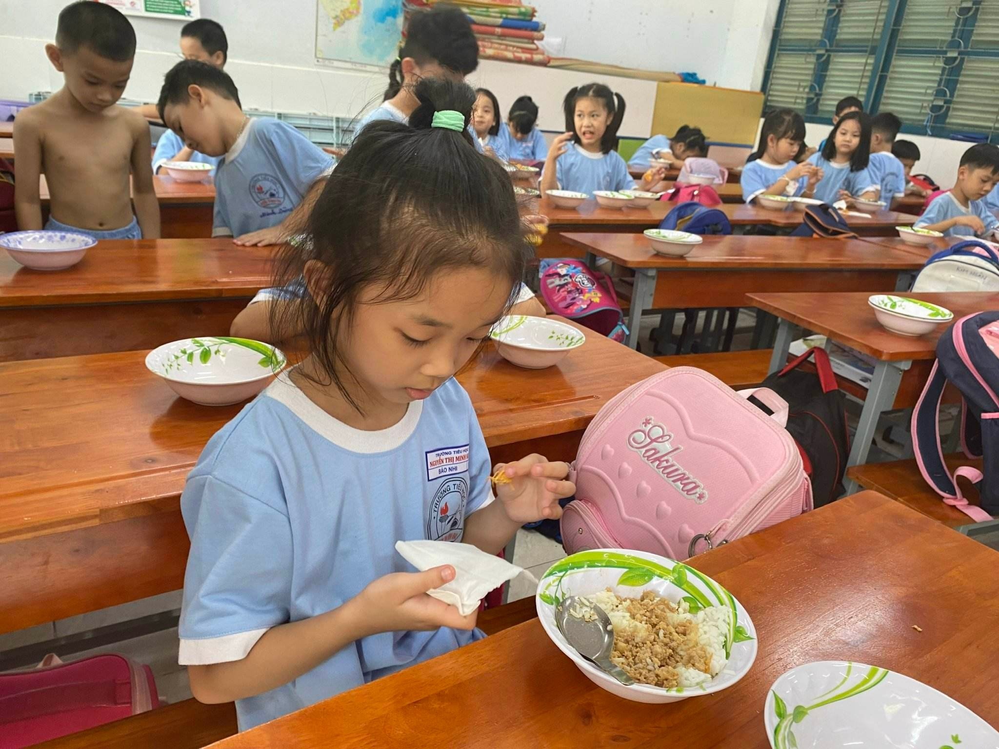 Hiệu trưởng than tổ chức ăn uống cho học sinh như ngồi trên lửa - 4 Hiệu trưởng than tổ chức ăn uống cho học sinh như ngồi trên lửa - 4