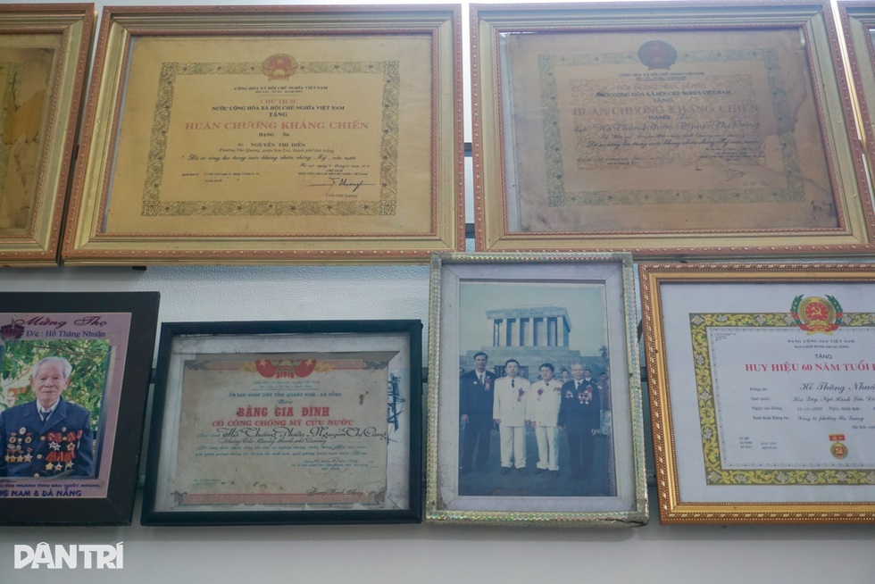 Chuyện tình cựu thuyền phó tàu không số, nên duyên từ chiếc kẹp tóc - 5 Chuyện tình cựu thuyền phó tàu không số, nên duyên từ chiếc kẹp tóc - 5