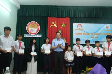 Đà Nẵng: Trao hơn 120 triệu đồng học bổng hỗ trợ học sinh nghèo vượt khó