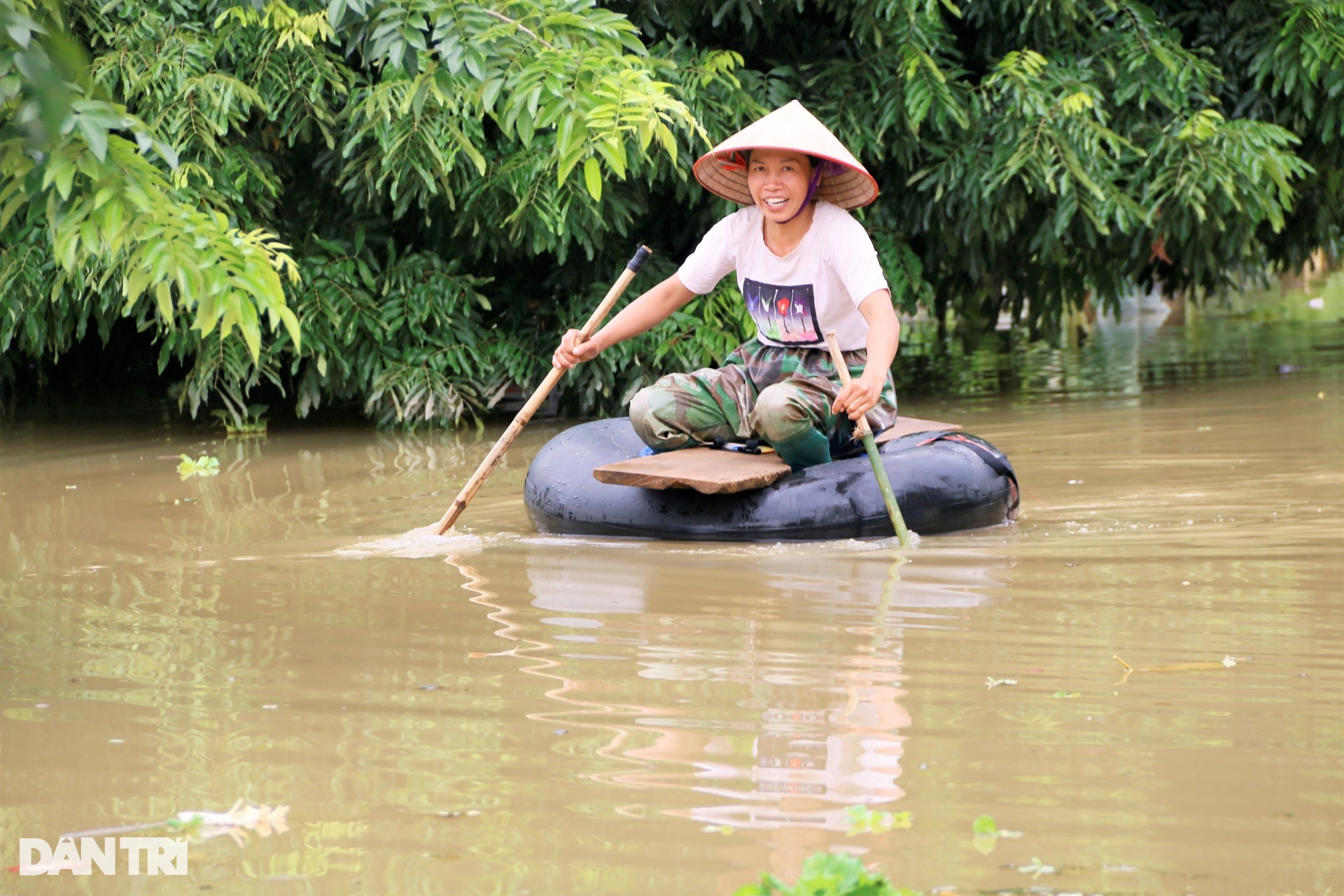 Cảnh sống trên thuyền, ngủ mái nhà ở rốn lũ sông Hoàng Long - 6 Cảnh sống trên thuyền, ngủ mái nhà ở rốn lũ sông Hoàng Long - 6