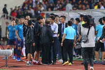 HLV Park Hang Seo nổi nóng và phản ứng với ban huấn luyện Thái Lan