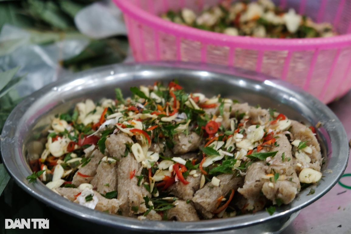 Cơ sở làm nem, giò chạy nước rút ngày cận Tết - 5 Cơ sở làm nem, giò chạy nước rút ngày cận Tết - 5