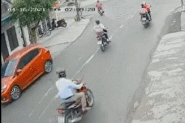 Mất bình tĩnh, nữ tài xế lùi xe lao thẳng vào nhà người lạ