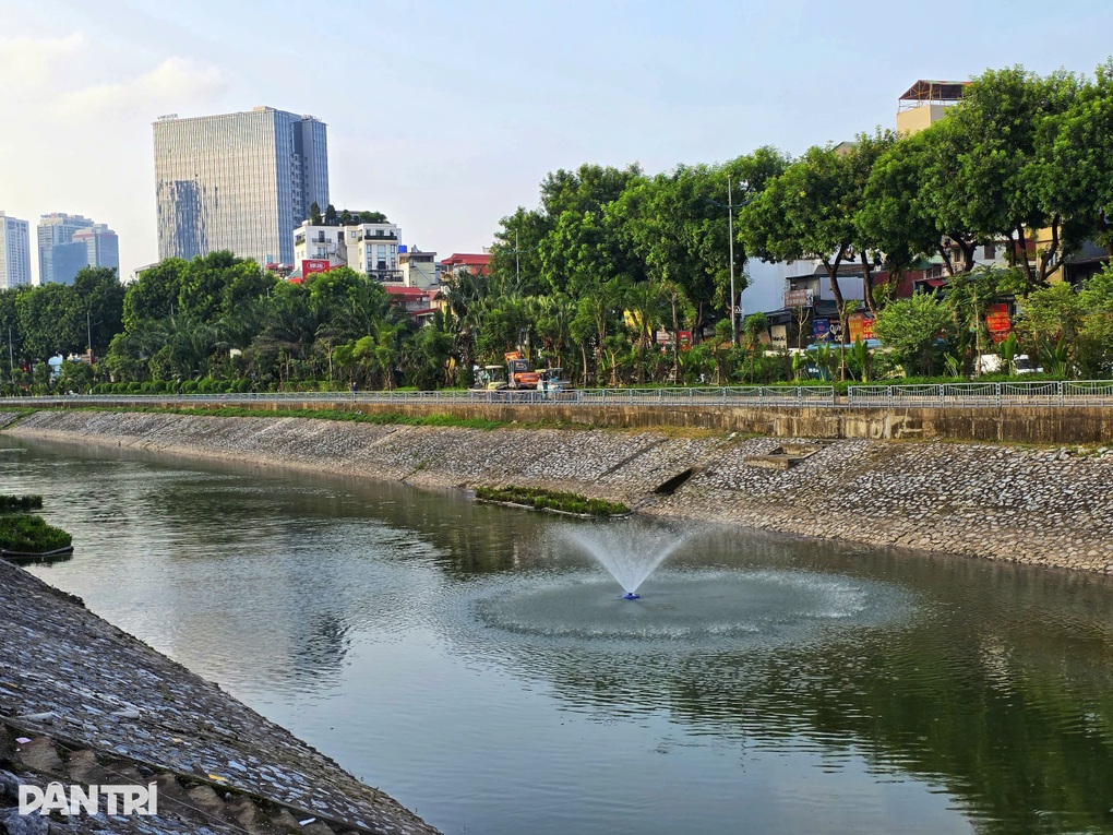 Hà Nội trang trí chậu hoa che ống dẫn nước, lắp máy sục khí ở sông Tô Lịch - 2 Hà Nội trang trí chậu hoa che ống dẫn nước, lắp máy sục khí ở sông Tô Lịch - 2