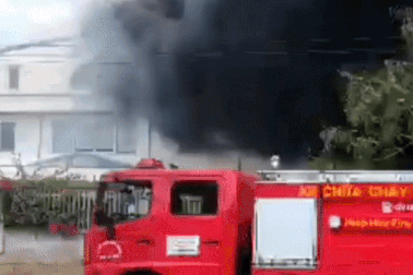 Nhiều công nhân nháo nhào bỏ chạy khi công ty sản xuất giấy bốc cháy