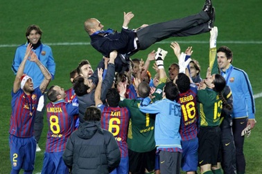 Niềm vui của cầu thủ Barca trong lễ đăng quang tại Yokohama