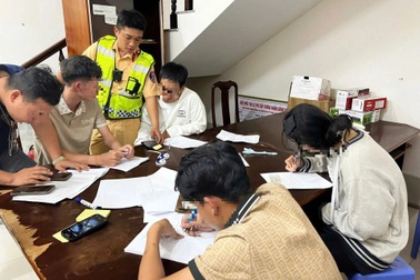 Cảnh sát chặn hàng chục thanh thiếu niên đua xe trái phép ở TPHCM