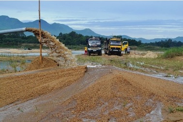 Đề xuất khai thác cát sông để… “nuôi” đội bóng đá