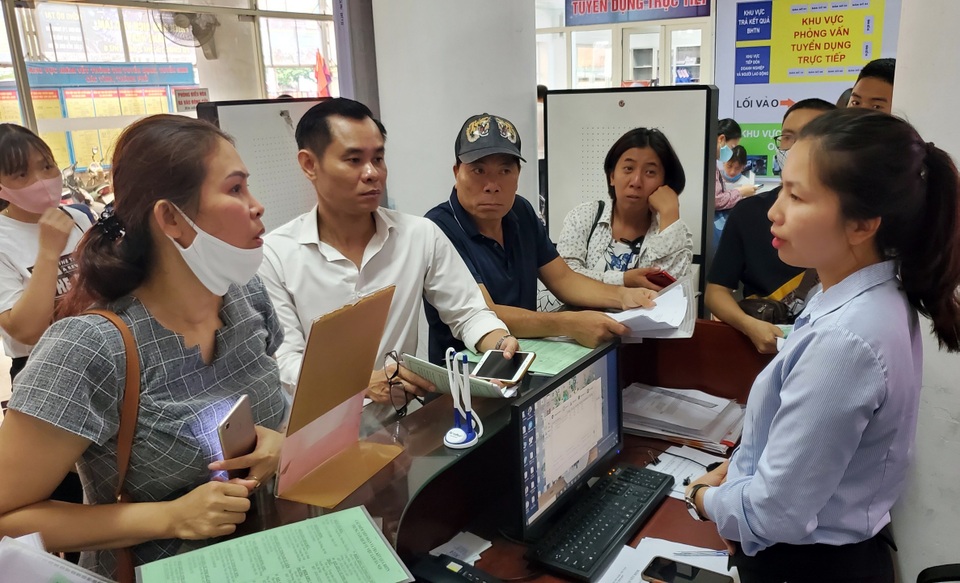Người dân Hà Nội ùn ùn đi làm trợ cấp thất nghiệp... từ 5h sáng - 7 Người dân Hà Nội ùn ùn đi làm trợ cấp thất nghiệp... từ 5h sáng - 7