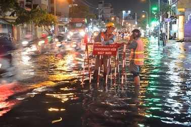 Triều cường đạt đỉnh, dân Sài Gòn bì bõm trong dòng nước đen ngòm