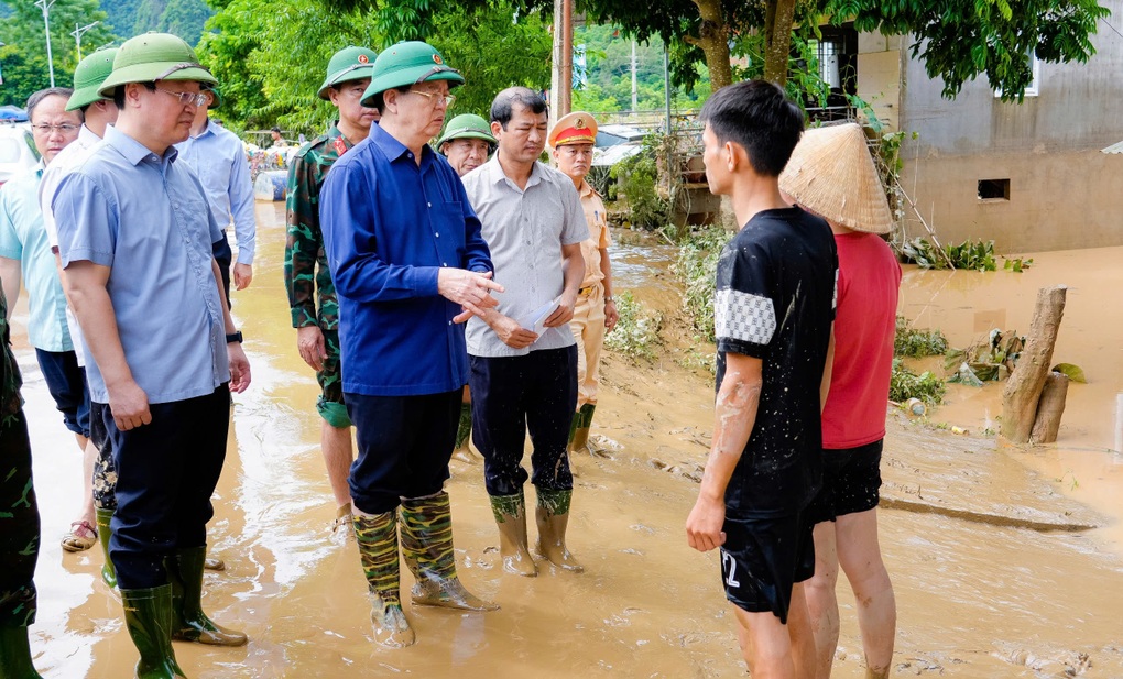 Dùng trực thăng chuyển lương thực đến nơi bị cô lập, không để ai thiếu ăn - 1 Dùng trực thăng chuyển lương thực đến nơi bị cô lập, không để ai thiếu ăn - 1