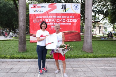 Cụ ông gần 80 tuổi chinh phục thử thách chạy vòng quanh Hồ Tây