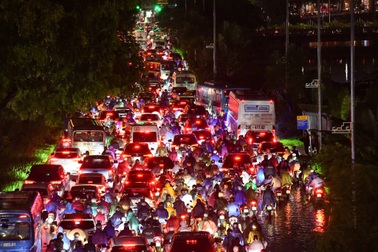 Hà Nội giảm mưa nhưng mọi tuyến đường vẫn "tắc không lối thoát"