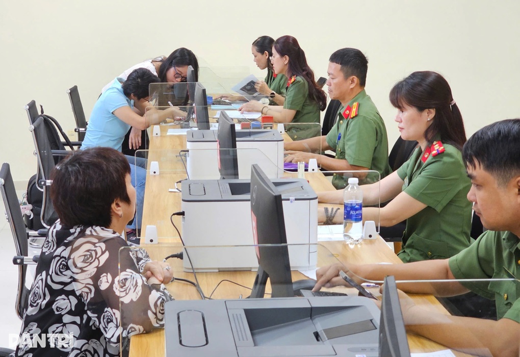 Công an TPHCM tiếp nhận hơn 2.700 hồ sơ xin cấp phiếu lý lịch tư pháp - 1 Công an TPHCM tiếp nhận hơn 2.700 hồ sơ xin cấp phiếu lý lịch tư pháp - 1