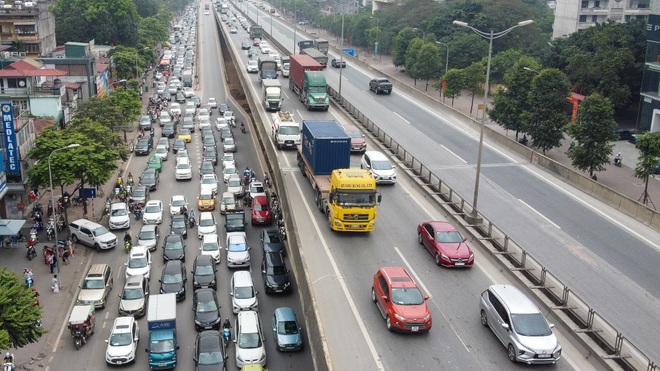 Hà Nội: Hình ảnh ô tô không lối thoát tại đường vành đai 3 trên cao - 9 Hà Nội: Hình ảnh ô tô không lối thoát tại đường vành đai 3 trên cao - 9