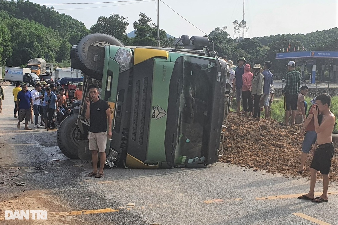Phó Thủ tướng chỉ đạo khắc phục hậu quả vụ tai nạn 3 người chết ở Hòa Bình - 1 Phó Thủ tướng chỉ đạo khắc phục hậu quả vụ tai nạn 3 người chết ở Hòa Bình - 1
