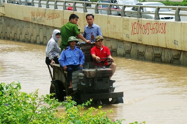Hà Nội: Nhiều khu vực nước chưa rút hết sau ngày mưa lớn