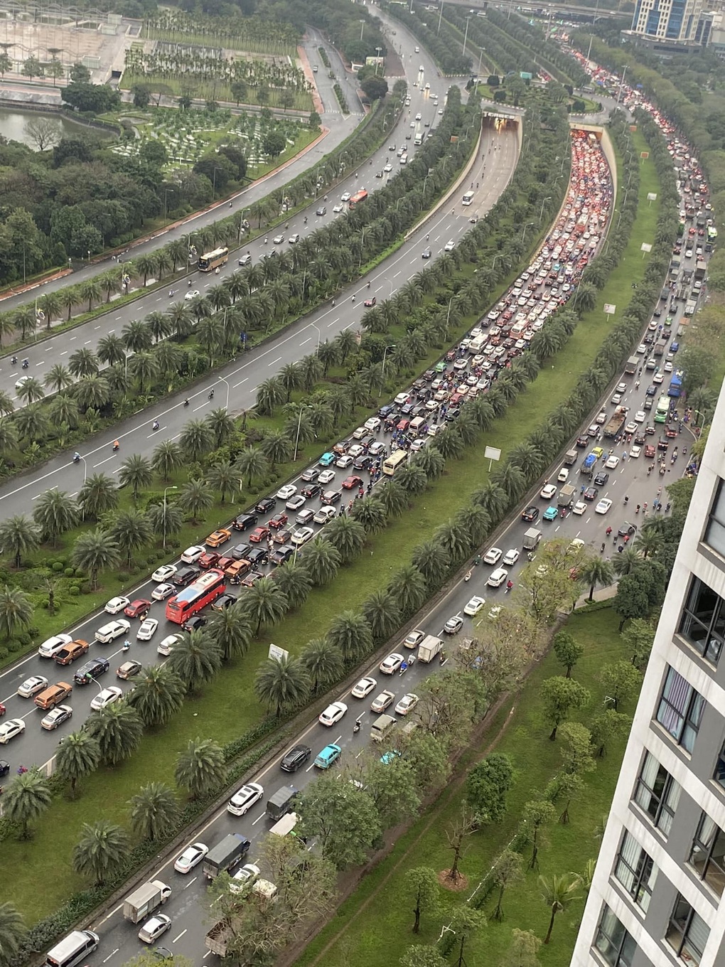 Đại lộ Thăng Long tắc như không có lối thoát: Bố muộn làm, con nghỉ học - 2 Đại lộ Thăng Long tắc như không có lối thoát: Bố muộn làm, con nghỉ học - 2