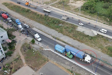 Container “nằm vạ” giữa cầu, đường vào cảng Cát Lái tê liệt