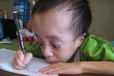 Nghị lực phi thường của cậu bé mắc bệnh não úng thủy