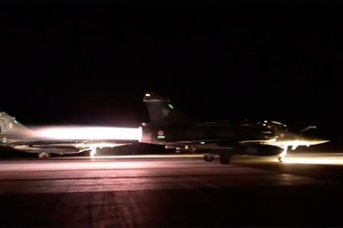 10 máy bay Pháp dội bom IS sau vụ tấn công khủng bố đẫm máu tại Paris