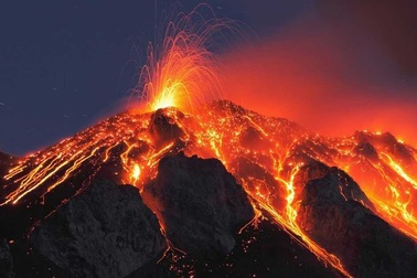 Du khách sống sót thần kỳ sau khi trượt chân rơi xuống miệng núi lửa đang hoạt động