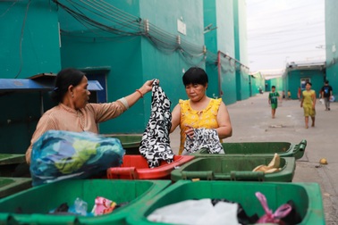 Cạn tiền lại mất việc, lao động nghèo bới rác kiếm thức ăn, quần áo Tết